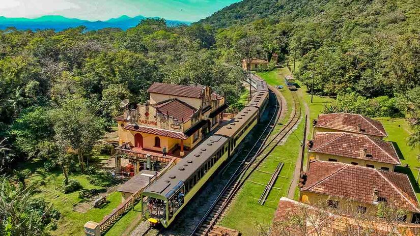 Passeio de trem paranaense foi reconhecido pela maior editora de guias de viagens do planeta - Foto: Daniel Castellano/Serra Verde Express