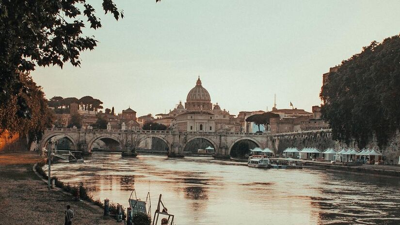 Vaticano - Itália: O Vaticano é, provavelmente, a cidade-Estado mais conhecida da lista, sendo um centro espiritual da Igreja Católica. Localizado dentro de Roma, na Itália, o território é governado pelo Papa e possui suas próprias leis e administração - (Josh Hild/Pexels)