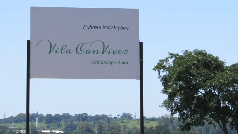 Terreno já conta com a placa que demarca a futura vila. Foto: Divulgação/Vila ConViver