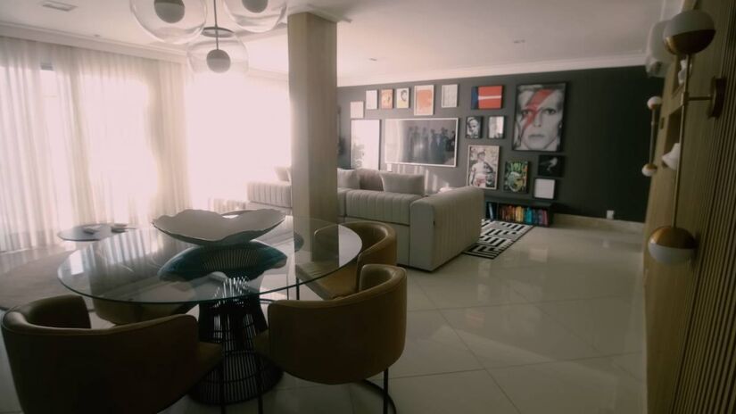 O apartamento de 45 m&#xB2; possui uma decoração que combina freijó claro, conferindo aconchego aos ambientes.  