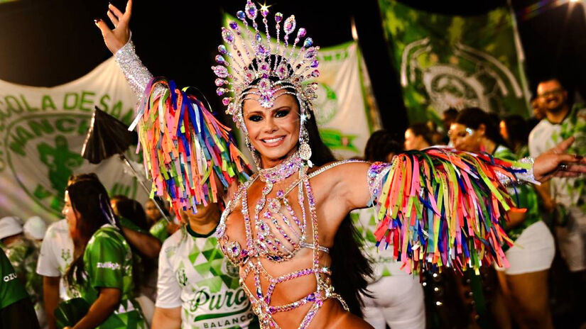 Viviane Araújo, ícone do carnaval brasileiro, marcou sua participação na Mancha Verde com dois títulos em 2019 e 2022. Em 2025, ela comemora 20 anos como rainha de bateria da escola, mantendo seu brilho e energia na avenida. Foto: Agnews.