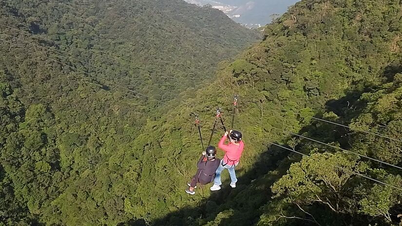 Outra opção é a Tirolesa Voo da Serra, com 500 metros de extensão e uma altura de 110 metros, que funciona de quarta a domingo das 8h às 16h20 - (Divulgação/Caminhos do Mar)
