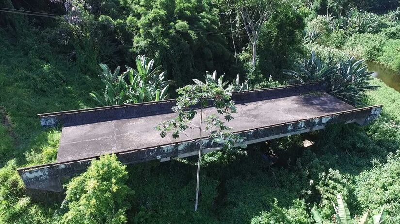 Erguidas em concreto e abandonadas há décadas, cada uma tem mil metros quadrados. As duas têm cerca de 100 metros de comprimento cada uma, por dez metros de largura, o que pressupõe que teriam duas faixas de rolamento. Foto: Renan Louzada