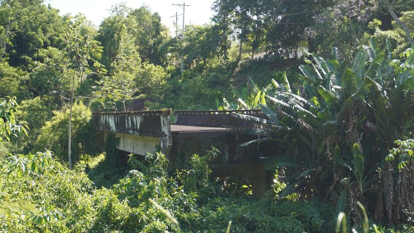 Mas, as orações ao Bom Jesus e a São Miguel Arcanjo, na Cachoeira do Guilherme, surtiram efeito. Daqueles dias, restaram recortes de jornais amarelados pelo tempo e memórias orais dos poucos caiçaras que ainda vivem. Foto: Renan Louzada