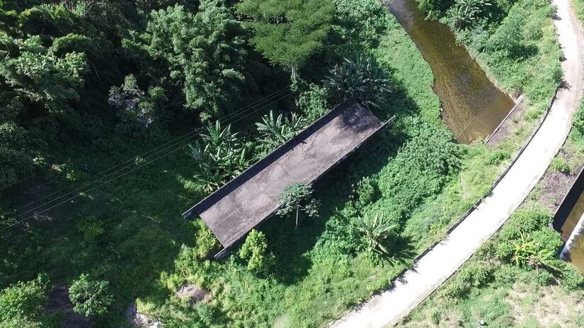 Os 'primos' da Serra da Jureia diziam que aquele desassossego era obra do 'corpo-seco', o personagem da mitologia caiçara rejeitado por Deus e pelo diabo que sai para vagar nas noites sem lua. Foto: Renan Louzada