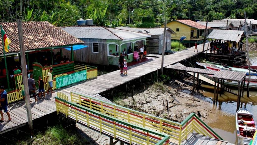 Casas são construídas sobre palafitas devido às cheias do rio Amazonas/Divulgação/PMA