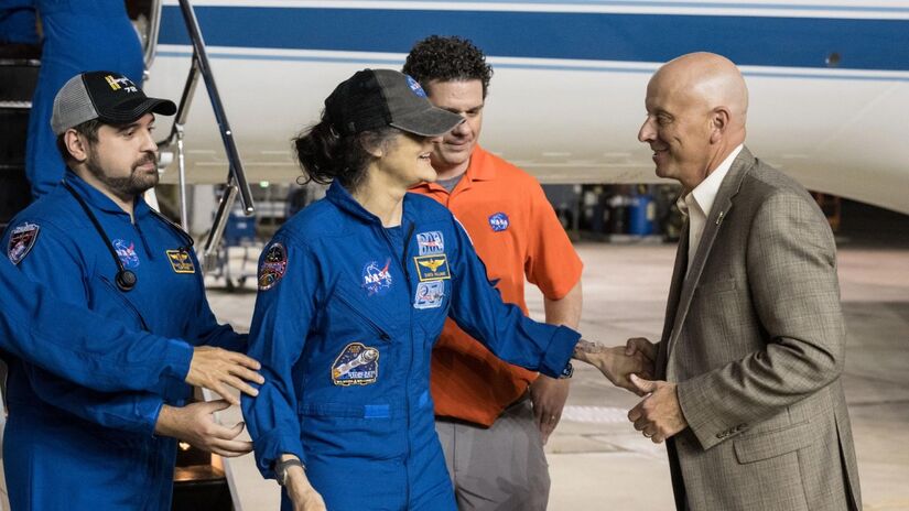 Suni Williams retorna a Houston após missão na Estação Espacial e é recebida por Steve Koerner. Foto: NASA/Robert Markowitz