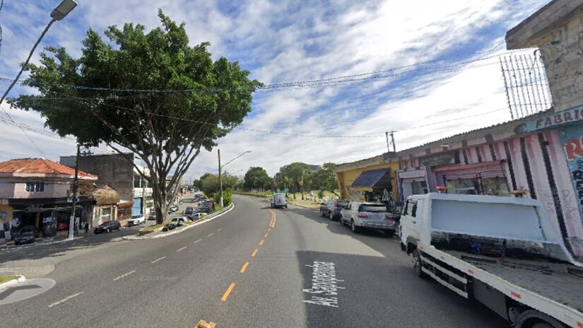 A avenida Sapopemba se destaca por preservar grande parte de seu trajeto histórico e seu nome tradicional. Ela é um marco da evolução urbana da região leste de São Paulo. (Fotos: Google Street View)