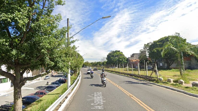 A avenida Sapopemba começou a se formar no século XIX, quando era chamada de "Estrada de Sapopemba". Ela conectava sítios, chácaras e fazendas da região.