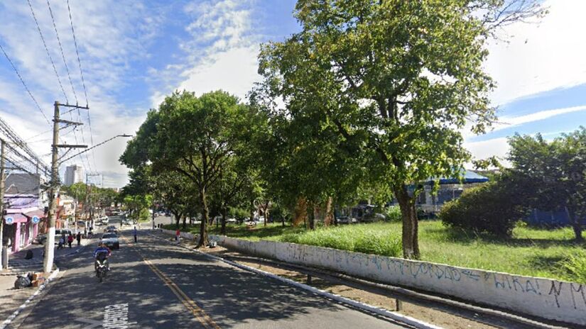 Quatro estações da Linha 15-Prata do Metrô de São Paulo atendem a avenida Sapopemba: Jardim Planalto, Sapopemba, Fazenda da Juta e São Mateus. Futuramente, a Estação Santa Clara também será integrada.