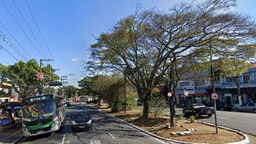 A avenida Sapopemba começa na avenida Salim Farah Maluf, no distrito da Água Rasa, e termina no Largo de Santa Luzia, em Ribeirão Pires. Ela atravessa parte da região metropolitana de São Paulo.