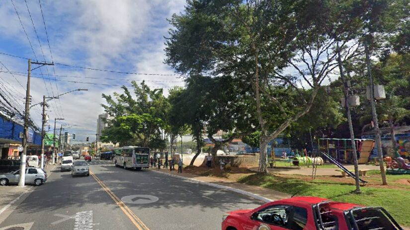 Com mais de 1.700 postes de luz e 40 linhas de ônibus operando, a avenida Sapopemba conecta São Paulo, Mauá e Ribeirão Pires. Seu nome vem do tupi e faz referência às árvores de raízes angulosas da região.