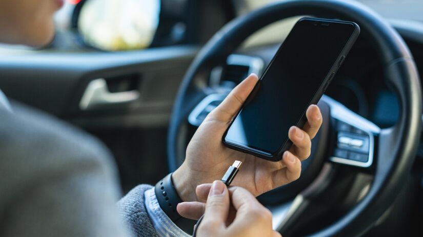 Carregar o celular no carro pode te livrar de situações difíceis (Foto: Freepik)