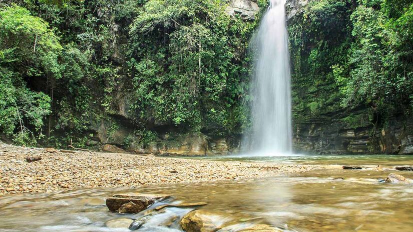 Pirenópolis abriga diversas cachoeiras de águas cristalinas, como a Cachoeira do Abade - Foto: Tiago Caramuru/Wikimedia Commons