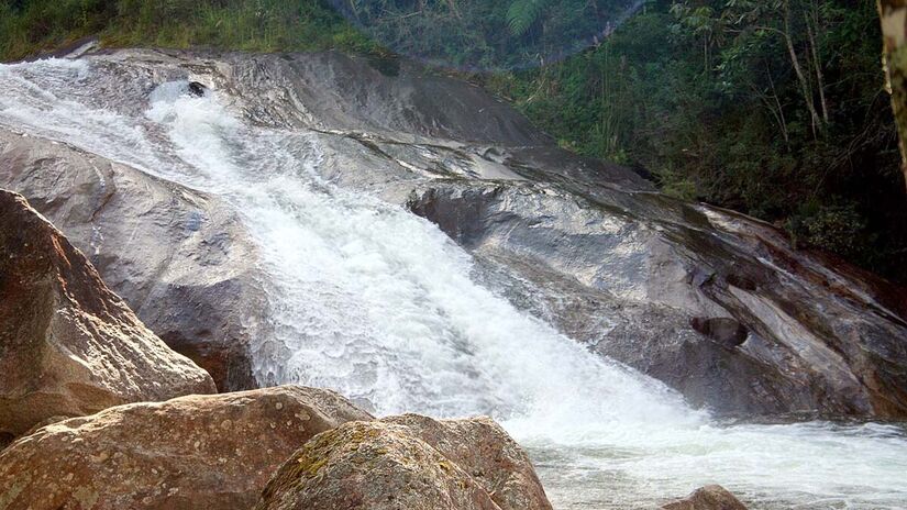 Em Visconde de Mauá, a Cachoeira do Escorrega destaca-se pela formação rochosa que cria um tobogã natural - Foto: Jirah/Wikimedia Commons