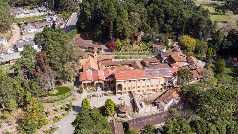 Campos do Jordão não é apenas um destino gastronômico e arquitetônico, mas também uma ótima escolha para os amantes da natureza. A cidade é cercada por montanhas, trilhas e florestas de araucárias, proporcionando uma vasta oferta de atividades ao ar livre - (Divulgação/Governo de SP)