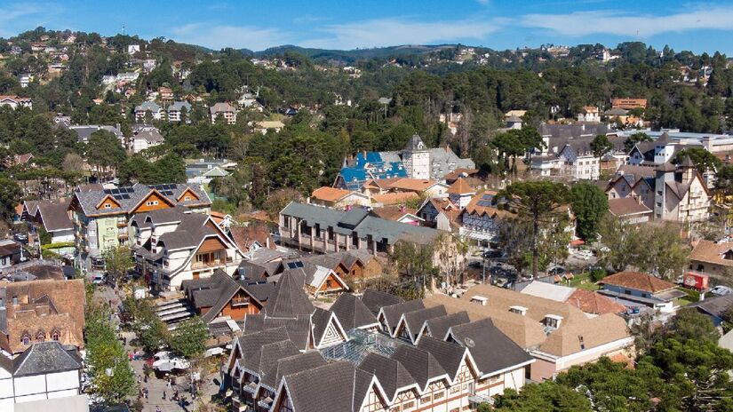 As ruas de Campos do Jordão se enchem de visitantes em busca de experiências típicas europeias, como saborear fondues ou chocolates quentes enquanto passeiam pela Vila Capivari, o coração turístico da cidade - (Divulgação/Governo de SP)