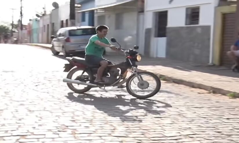 Além de criar a moto movida a água, Sandro já demonstrou sua criatividade em outros projetos, como antenas de TV, geradores elétricos e até um mini trio elétrico, sempre utilizando materiais recicláveis