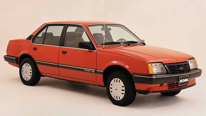 Chevrolet Monza (1982-1996): as duas montadoras rivalizaram em sedãs de luxo e, no ano seguinte ao lançamento do Del Rey, a Chevrolet trouxe o Monza, que apesar do preço, chegou a liderar as vendas no Brasil. Foto: Divulgação/Chevrolet
