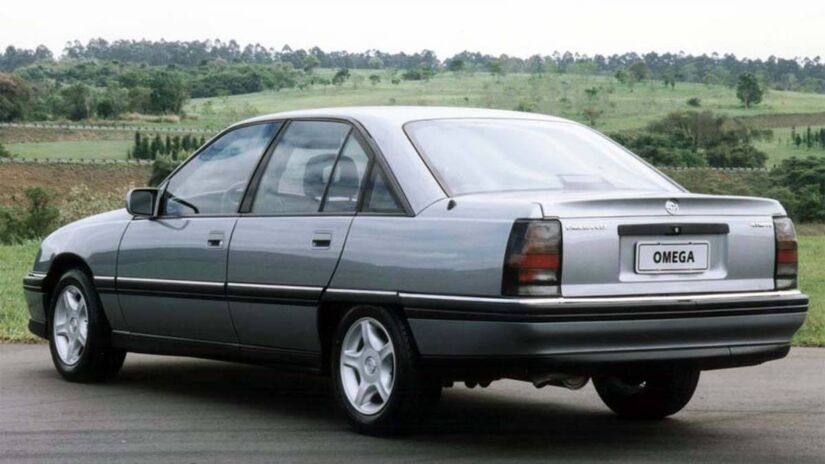 Chevrolet Omega (1992-1998): fechamos a lista com mais um clássico, o mais moderno da lista. O Omega chegou com CD player, ABS, computador de bordo e teto solar na versão topo-de-linha. Foi o sonho de muita gente. Foto: Divulgação/Chevrolet