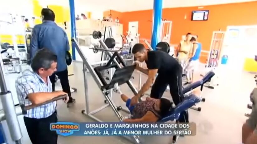 Os moradores com nanismo de Itabaianinha sempre buscaram uma vida ativa. Eles trabalham como professores, artesãos, feirantes e até participaram de competições esportivas internacionais. Foto: Reprodução/Youtube/Domingo Show