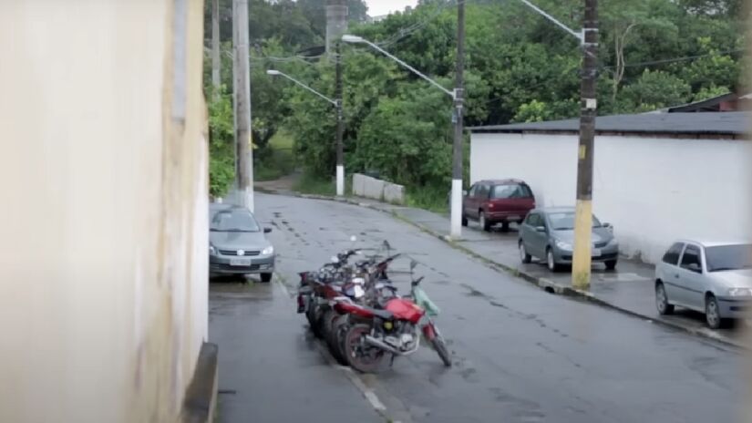 Apesar do isolamento, um morador que se mudou e casou em outro lugar acabou voltando para Colônia Paulista, indicando um forte vínculo com o local. O bairro é considerado isolado, e essa característica parece ser permanente para alguns moradores.