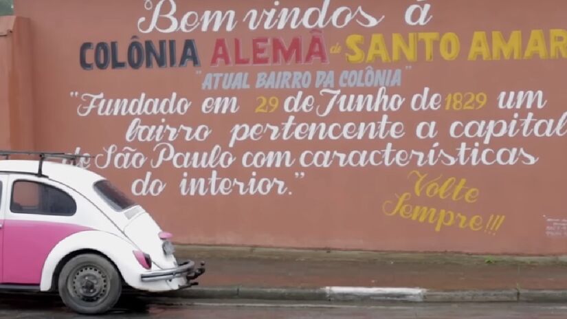 Colônia Paulista está localizada próxima à linha férrea do lado esquerdo e a um braço do Rio Tietê (canal de circunvalação) do lado direito. Atrás do bairro há empresas, e na frente está a USP Leste, que não oferece acesso à comunidade local, contribuindo para o isolamento da região.