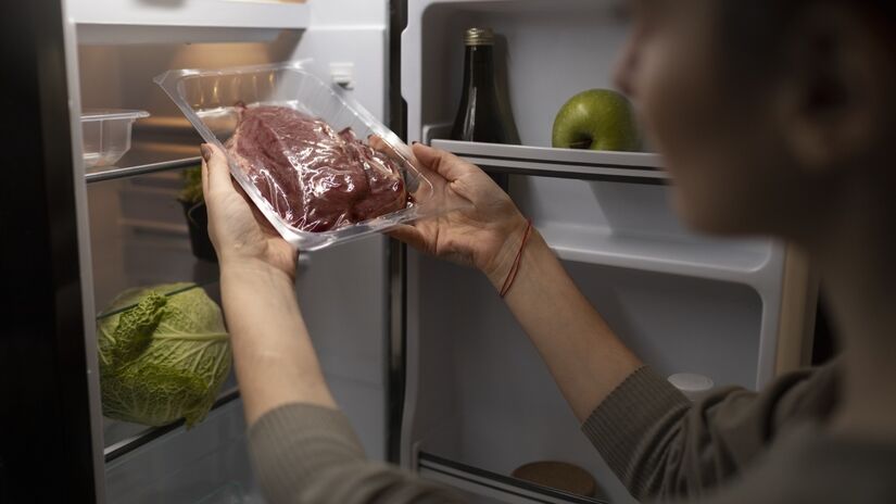 Embora não seja o mais rápido, descongelar alimentos na geladeira é a maneira mais segura de evitar a proliferação de microrganismos patogênicos, que podem causar doenças. Foto: Freepik