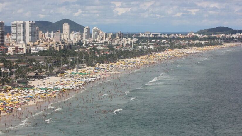 Segundo a Cetesb, água imprópria contém mais de 100 colônias de bactérias a cada 100 ml. A Praia do Perequê foi considerada imprópria 51 vezes em 52 semanas.  Foto: Divulgação/PMG