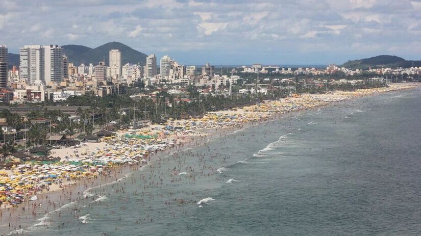 Praia da Enseada, em Guarujá, em um dia mais movimentado/Divulgação/PMG