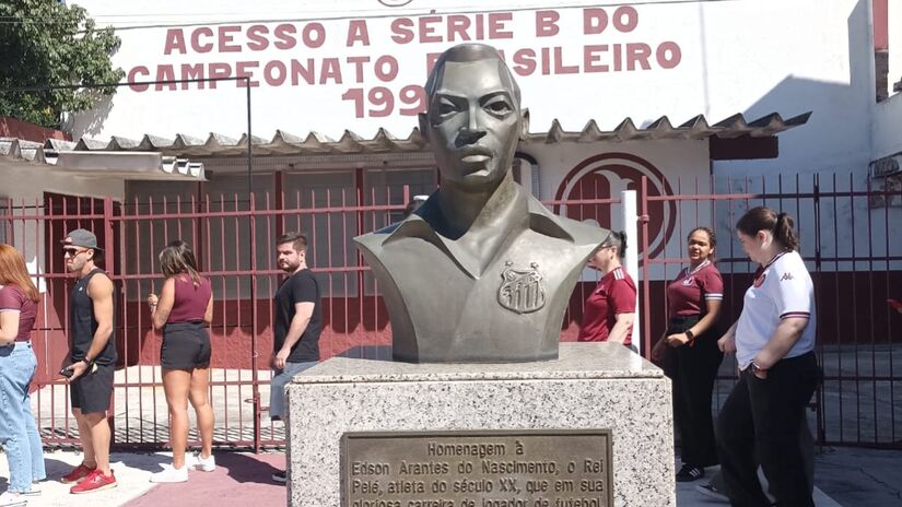 Um dos momentos mais marcantes da história do estádio ocorreu em 2 de agosto de 1959, quando Pelé marcou o gol que ele mesmo considerava o mais bonito de sua carreira, em uma partida do Santos contra o Juventus. Foto: Raphael Miras