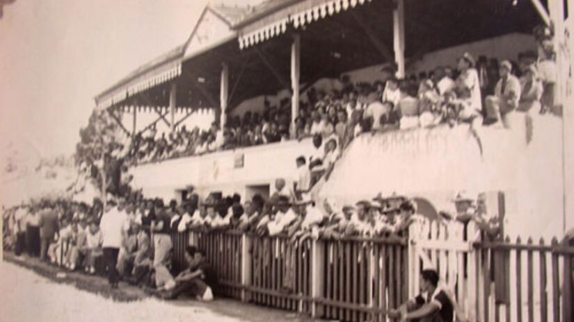 Com o apoio do próprio patrono, os seus funcionários fundaram em 1924, um clube que viria a se tornar o Juventus. O campo foi inaugurado em 1919, inicialmente apenas com o gramado. Foto: Divulgação/CA Juventus