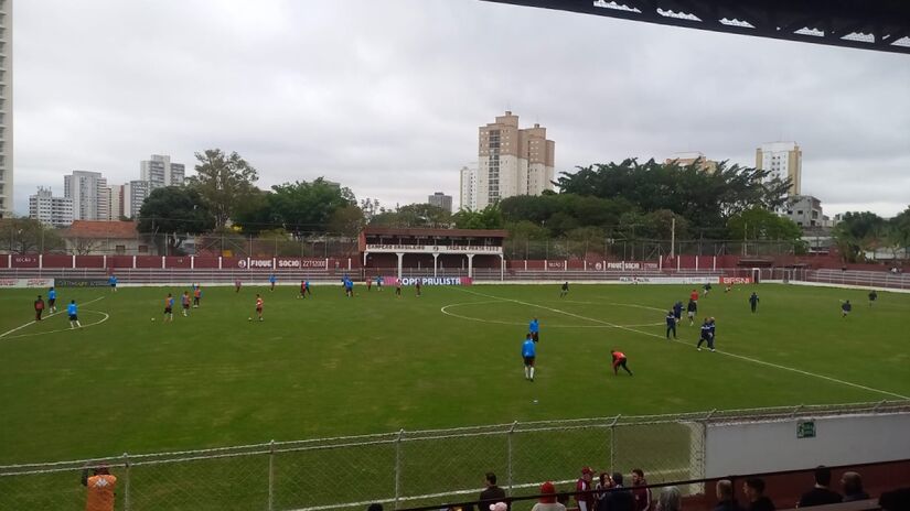 Um detalhe peculiar do estádio é a ausência de iluminação para jogos noturnos.  Apesar de ter recebido partidas sob refletores entre 1957 e 1960, a estrutura de iluminação foi removida e nunca mais reposta, tornando a Javari um dos poucos estádios que só recebem jogos durante o dia. Foto: Alexandre Mansano