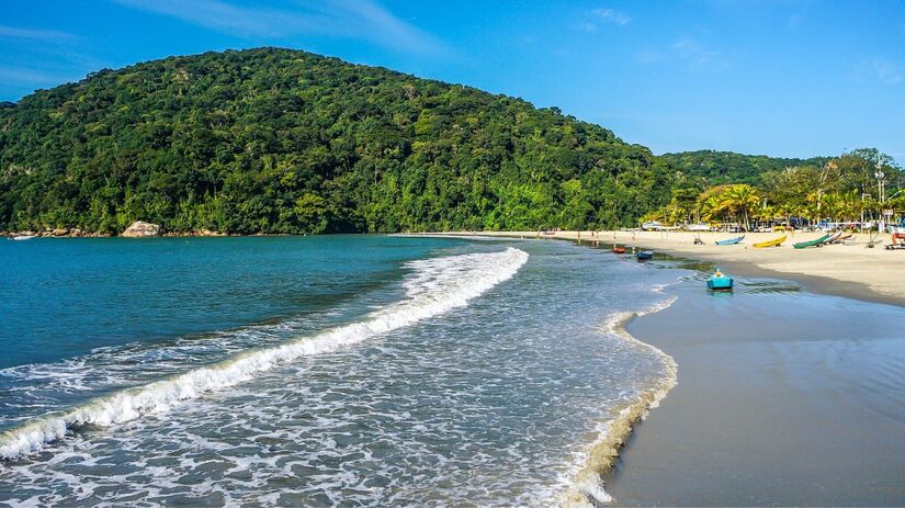 A Praia do Perequê, no Guarujá, é a mais poluída do litoral de São Paulo. Em 98% das medições semanais, sua água foi considerada imprópria para banho. Foto: Fabrício Macedo/Wikimedia Commons