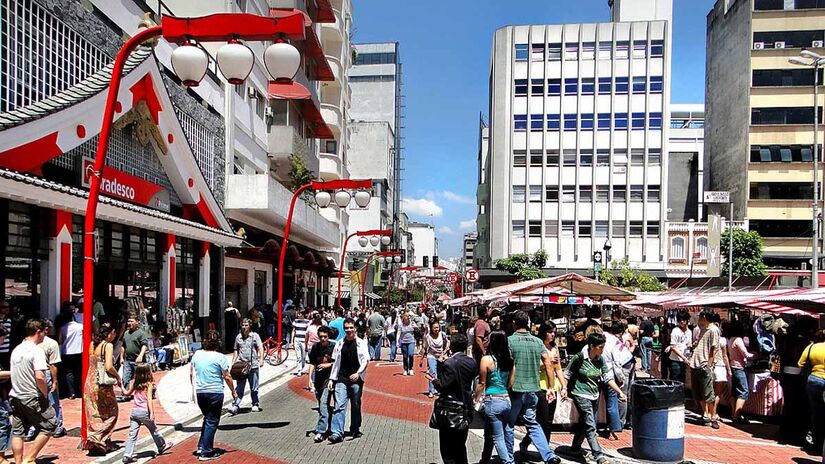 Criada em 1975, na Feira da Liberdade é possível encontrar barracas de artesanato, artigos orientais diversos, apresentações musicais e muitas barracas de comidas típicas - Foto: Ricardo Migliani/Wikimedia Commons