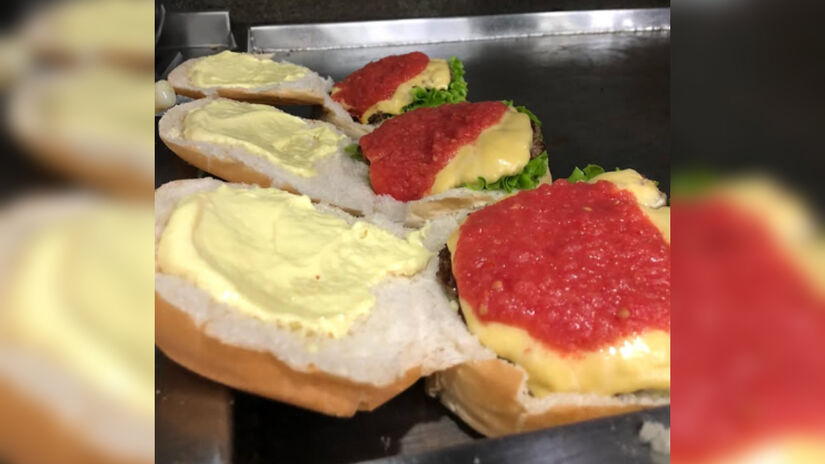 O grande diferencial é o molho de tomate artesanal, que dá um toque especial ao hambúrguer/Reprodução/Instagram