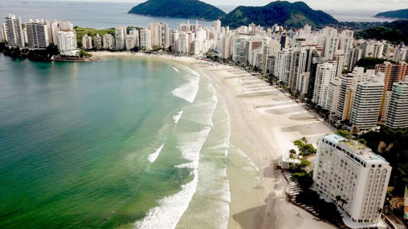 A Cetesb mede a qualidade da água em 175 praias do litoral paulista. As amostras são coletadas na parte rasa do mar, onde os banhistas se concentram. Foto: Heder Lima/PMG