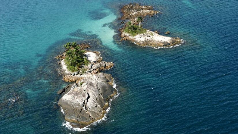 Formadas por duas pequenas ilhas de pedras, as Ilhas Botinas são um cenário digno de paraíso. As águas são tão limpas e transparentes que permitem até a prática do mergulho com snorkeling - (Marco Terranova/PMAR)