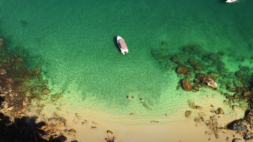 Contando com uma vista privilegiada para o paraíso natural de São Sebastião, a Ilha dos Gatos é pequena e possui um mar maravilhoso, com águas transparentes, que raramente tem ondas - (Reprodução/Youtube)