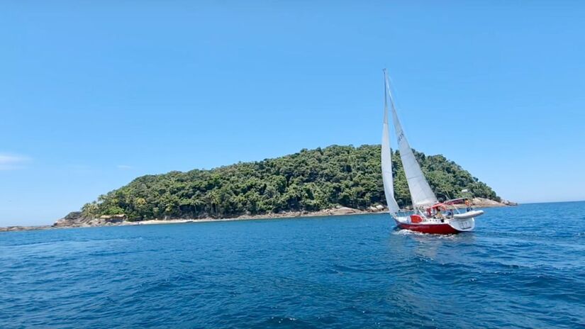 O tour para a Ilha dos Gatos também aproveita para parar na Ilha das Couves ou na Ilha Montão de Trigo para a prática de snorkeling (tipo de mergulho) - (Reprodução/Youtube)