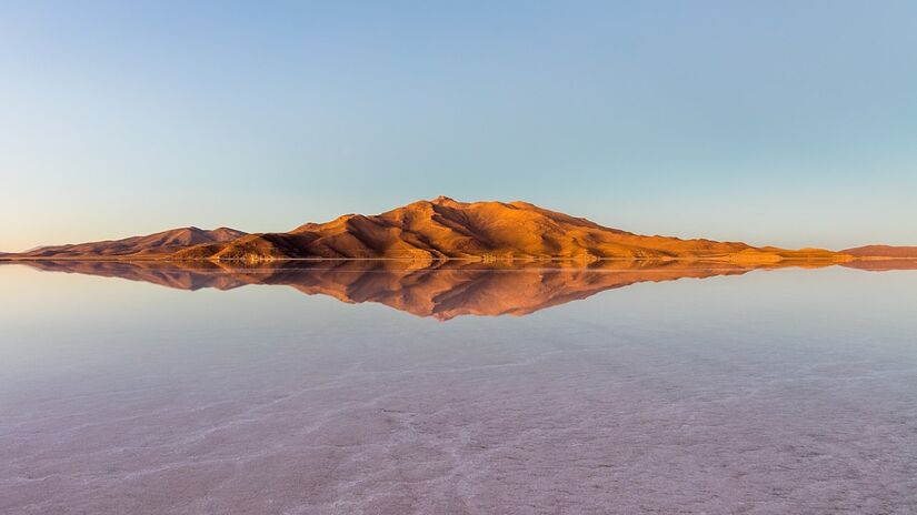 O deserto de sal possui 33 ilhas de terra, onde crescem os cactos. Imagem: Diego Delso/Wikimedia Commons 