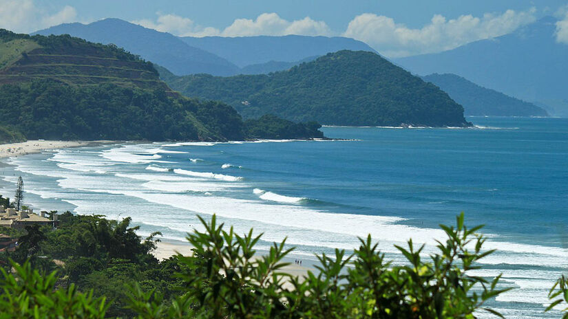 Entre os destinos mais acolhedores de São Paulo está a praia de Juqueí, em São Sebastião - Foto: Gabriel Angi/Wikimedia Commons