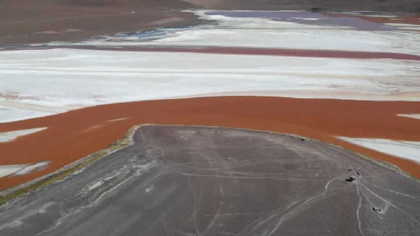 Laguna Colorada - Bolívia: Para fechar a lista, um representante da América do Sul. O lago tem profundidade de um metro e varia entre as cores vermelho e azul. A origem no fenômeno se dá pela interação de partículas sedimentares mais avermelhadas e a proliferação das algas na água - (Reprodução/YouTube)