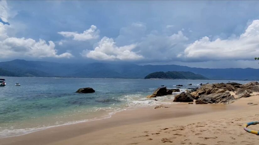 Contando com uma vista privilegiada para o paraíso natural de São Sebastião, a Ilha dos Gatos é pequena e possui um mar maravilhoso, com águas transparentes, que raramente tem ondas - (Reprodução/Youtube)