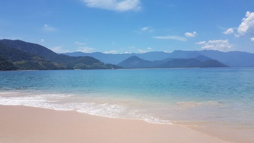 Ilha e Praia do Prumirim, Ubatuba: uma ilha deslumbrante com mar cristalino e uma longa faixa de areia branquinha. Ótima para snorkel, já que é comum encontrar peixes e até tartarugas por lá! O acesso é fácil por barco a partir da Praia do Prumirim. Foto: Wikimedia Commons