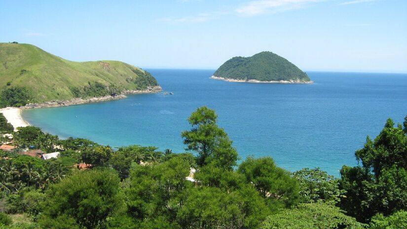 Praia de Maresias, São Sebastião: a praia mais badalada do litoral paulista! Conhecida pelo surfe de alto nível e pela vida noturna agitada, Maresias combina natureza exuberante com uma excelente infraestrutura de bares, restaurantes e pousadas. Foto: Wikimedia Commons