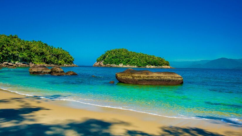 Ilha das Couves, Ubatuba: um verdadeiro paraíso com águas verde-esmeralda e um limite de visitantes por turno para preservar sua beleza. Com duas praias encantadoras, é o destino ideal para quem ama mergulho e natureza. Foto: Wikimedia Commons