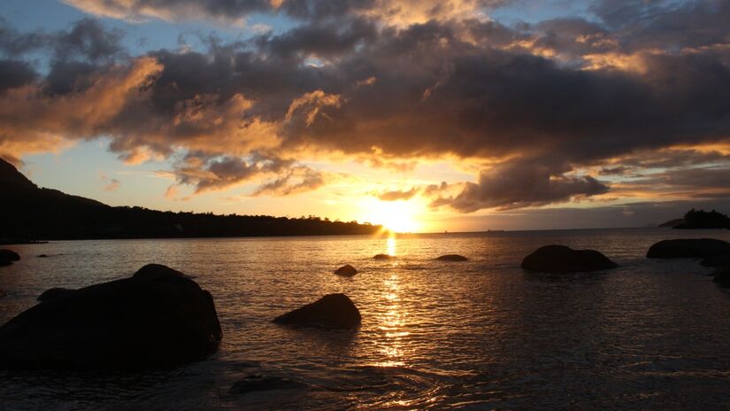 Praia do Julião, Ilhabela: pequena e aconchegante, essa praia encanta com suas piscinas naturais entre as pedras e sua atmosfera tranquila. Perfeita para famílias e para quem busca relaxar em um pedacinho do paraíso. Foto: Wikimedia Commons