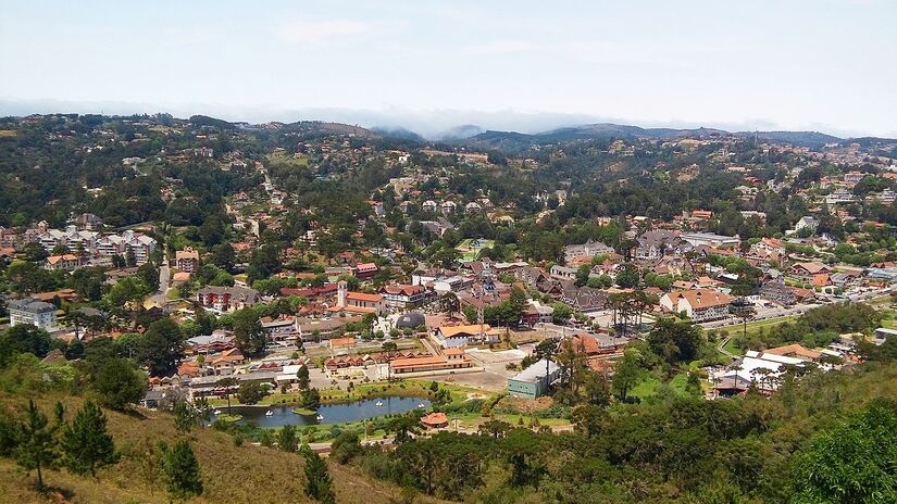 O teleférico do Parque Capivari leva as pessoas até o Morro do Elefante. A 1.800 metros de altitude, o local proporciona uma belíssima visão panorâmica da cidade - (Tomas R.M. de Paula/Wikimedia Commons)