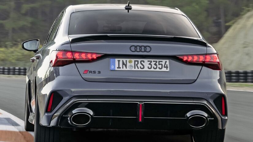 Para tornar a direção mais alinhada ao estilo do motorista, estão disponíveis modos de condução Audi Drive Select nas opções "Dinâmico" e "RS Performance" e a tração integral "Quattro".